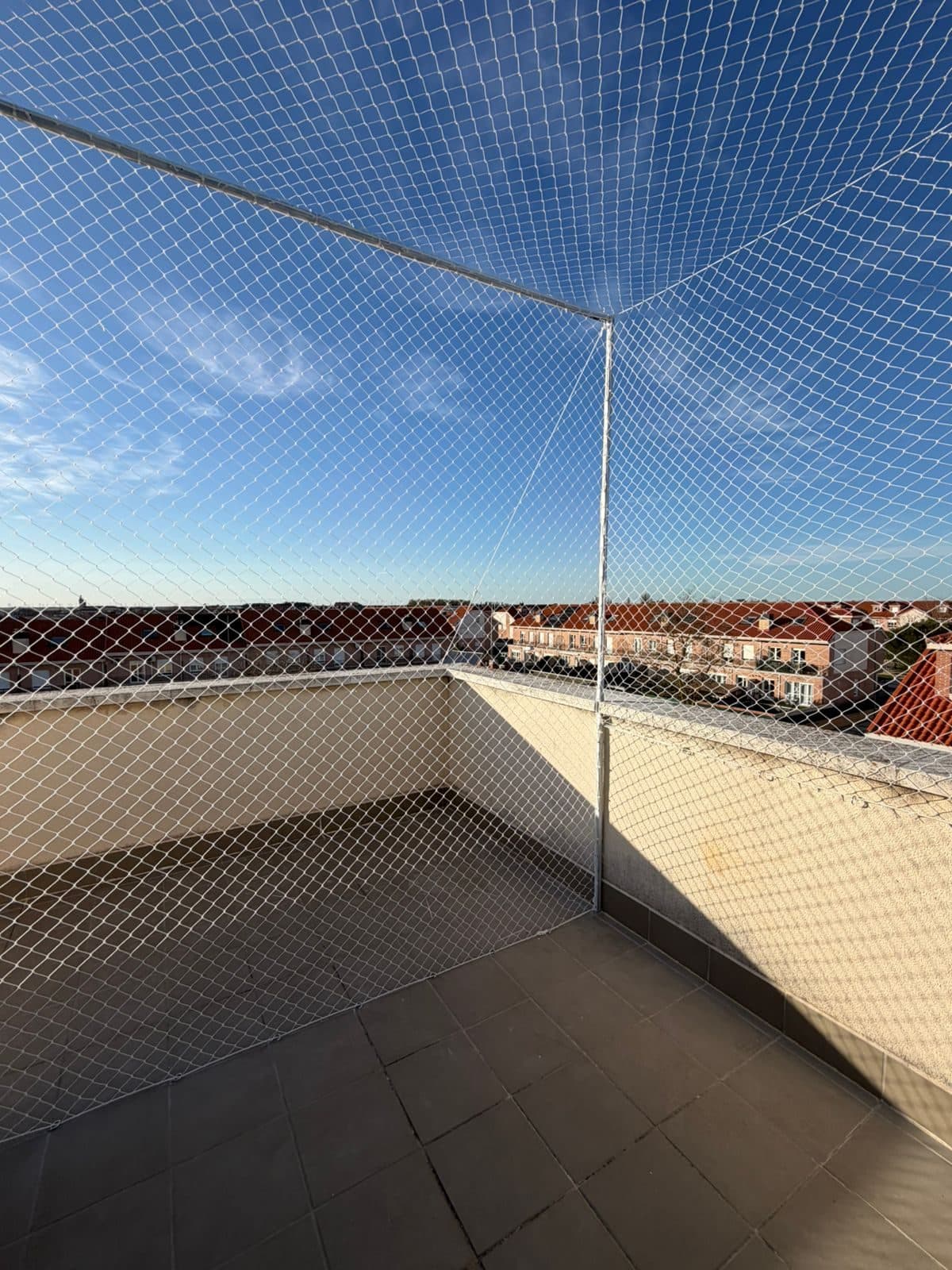 Terraza con red de protección de suelo a techo
