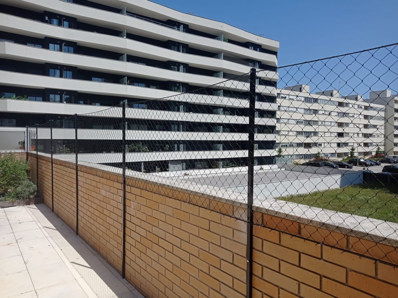 Red de protección sobre el pretil de una terraza