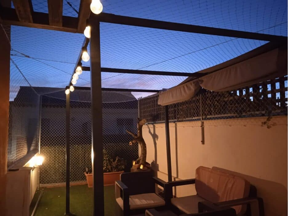 Terraza cubierta con red de protección, lista para disfrutar con total seguridad